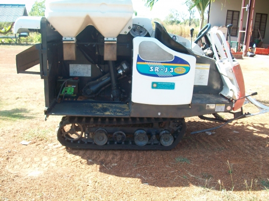 รถเกี่ยวข้าวเล็ก