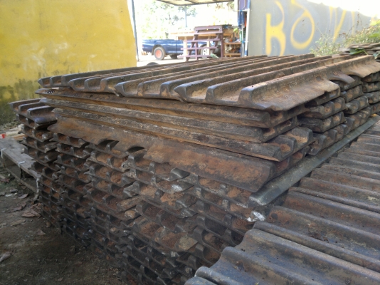 ขายครับ ใบแทร็ก KOMATSU PC200-3 สภาพสวยสุดๆ ใบหนา ยาว 80 cm.