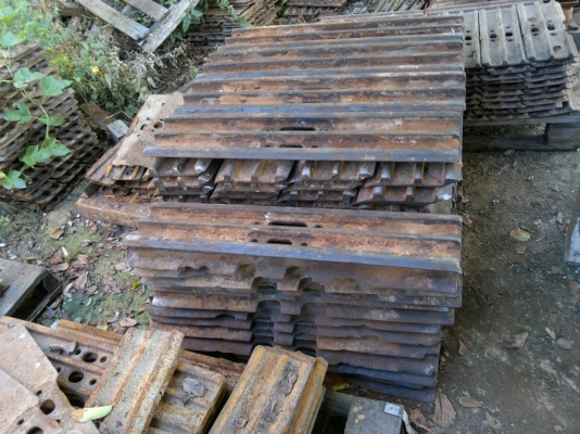 ขายครับ ใบแทร็ก KOMATSU PC200-3 สภาพสวยสุดๆ ใบหนา ยาว 80 cm.