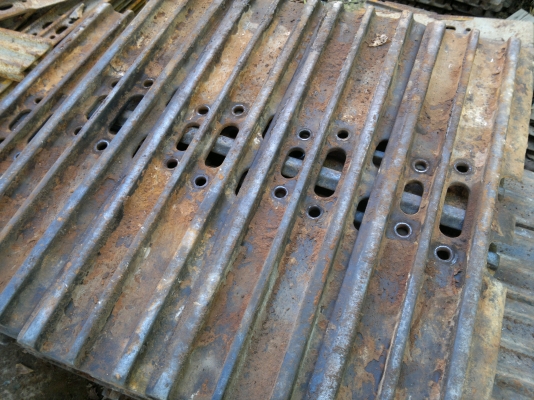 ขายครับ ใบแทร็ก KOMATSU PC200-3 สภาพสวยสุดๆ ใบหนา ยาว 80 cm.