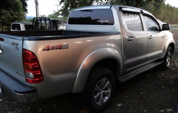 TOYOTA HILUX VIGO D4D Double Cab  3.0 MT 4WD ปี 49 รถสวยจัดทั้งคันพร้อมใช้งาน เครื่องยนต์คอมมอนเรล แห้งดีแรงดีเดิมๆวิ่งน้อย 17,000 กม. ภายในเก๋งหรูหราสวยครบ CD MP3 พ.เพาเวอร์ ก.ไฟฟ้า บันไดข้าง กระบะปูพื้นยางลายเนอร์ครบพร้อม ระบบขับเคลื่อนสี่ล้อพร้อมใช้