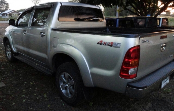 TOYOTA HILUX VIGO D4D Double Cab  3.0 MT 4WD ปี 49 รถสวยจัดทั้งคันพร้อมใช้งาน เครื่องยนต์คอมมอนเรล แห้งดีแรงดีเดิมๆวิ่งน้อย 17,000 กม. ภายในเก๋งหรูหราสวยครบ CD MP3 พ.เพาเวอร์ ก.ไฟฟ้า บันไดข้าง กระบะปูพื้นยางลายเนอร์ครบพร้อม ระบบขับเคลื่อนสี่ล้อพร้อมใช้