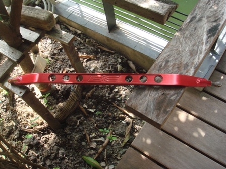 ขายกันโครงหัวโช้คแต่งอลูสีแดงในฝากระโปงไม่ทราบรุ่น500บาทเก่าญี่ปุ่น