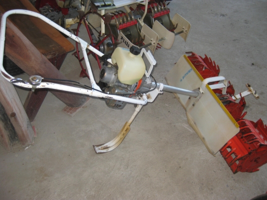 เครื่องพรวนหญ้าในร่องนาดำ