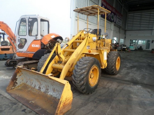 ขายรถตักเล็ก เอวอ่อน ยี่ห้อ  FURUKAWA  บุ้งกี๋ 1คิว