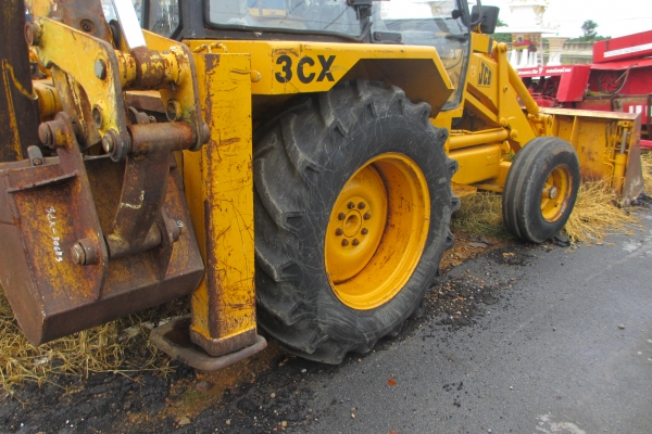 รถ JCB หน้าตักหลังขุด