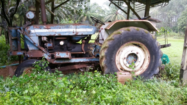 ขายรถไถ FORD 6600 ใส่เครื่อง 6610 3 จาน 7 จาน ใบมีดดันหน้า เล่มทะเบียน ราคา 180000