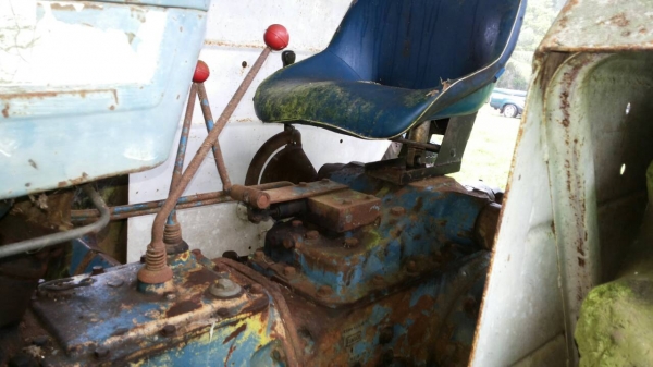 ขายรถไถ FORD 6600 ใส่เครื่อง 6610 3 จาน 7 จาน ใบมีดดันหน้า เล่มทะเบียน ราคา 180000