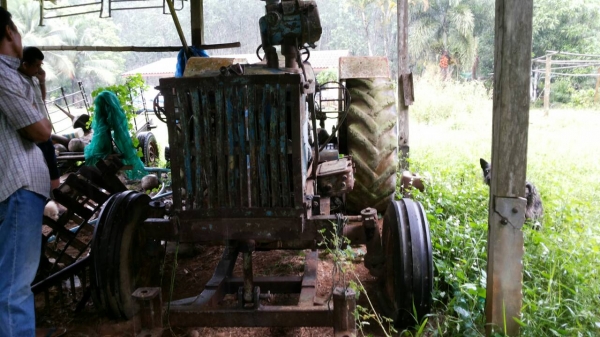 ขายรถไถ FORD 6600 ใส่เครื่อง 6610 3 จาน 7 จาน ใบมีดดันหน้า เล่มทะเบียน ราคา 180000