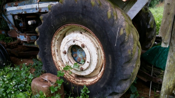 ขายรถไถ FORD 6600 ใส่เครื่อง 6610 3 จาน 7 จาน ใบมีดดันหน้า เล่มทะเบียน ราคา 180000