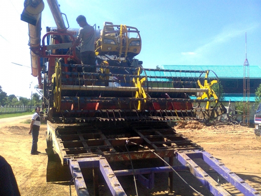 ขายรถเกี่ยวศักดิ์พัฒนาอุ้ม2.5ตันรถเกี่ยวข้าวอยู่สภาพสวยพร้อมใช้งาน