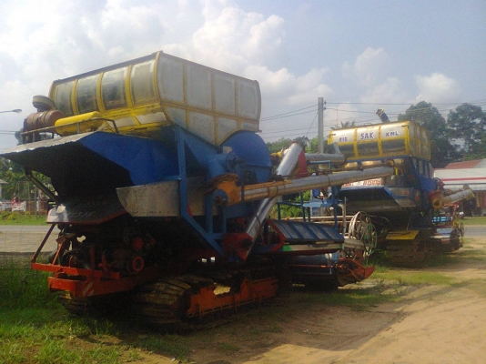 ขายรถเกี่ยวศักดิ์พัฒนาอุ้ม2.5ตันรถเกี่ยวข้าวอยู่สภาพสวยพร้อมใช้งาน