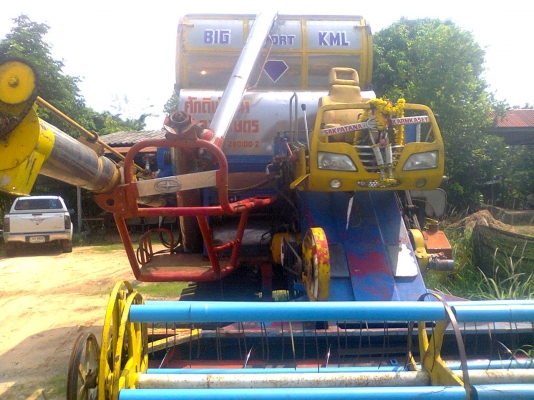 ขายรถเกี่ยวศักดิ์พัฒนาอุ้ม2.5ตันรถเกี่ยวข้าวอยู่สภาพสวยพร้อมใช้งาน