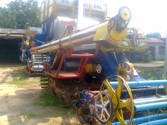 ขายรถเกี่ยวศักดิ์พัฒนาอุ้ม2.5ตันรถเกี่ยวข้าวอยู่สภาพสวยพร้อมใช้งาน