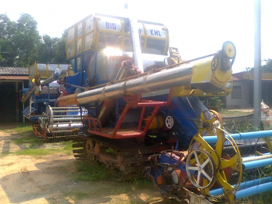 ขายรถเกี่ยวศักดิ์พัฒนาอุ้ม2.5ตันรถเกี่ยวข้าวอยู่สภาพสวยพร้อมใช้งาน