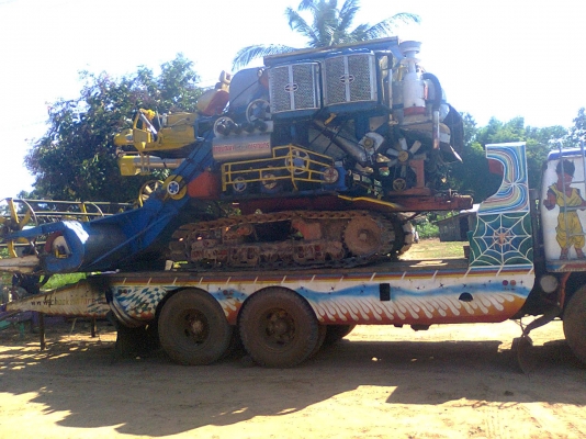 ขายรถเกี่ยวศักดิ์พัฒนาอุ้ม2.5ตันรถเกี่ยวข้าวอยู่สภาพสวยพร้อมใช้งาน