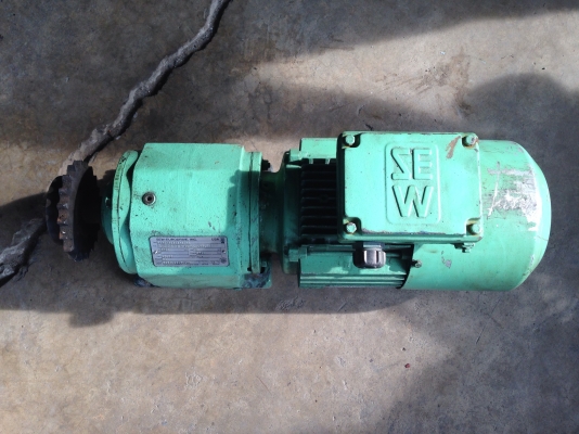 ขายมอเตอร์เกียร์ SEW 1.5 HP. 380V มีเบรคในตัว อัตราทด 1:43 เพลาออกประมาณ 40 รอบต่อนาที สภาพดี พร้อมใช้งาน