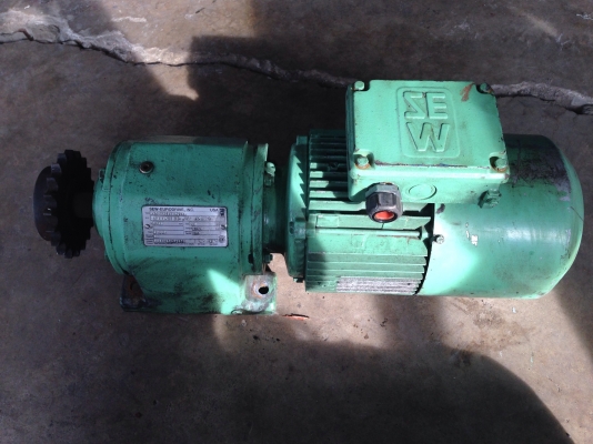 ขายมอเตอร์เกียร์ SEW 1.5 HP. 380V มีเบรคในตัว อัตราทด 1:43 เพลาออกประมาณ 40 รอบต่อนาที สภาพดี พร้อมใช้งาน