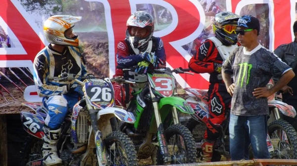 ขายหมวกวิบากfox   v 1 ราคา 1800 โทร0895677807