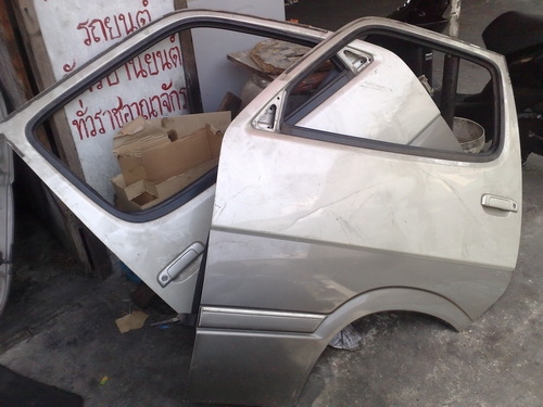 ขายประตูคู่หน้ารถตู้หัวจรวด อุปกรณ์ครบ แผงในสวยๆ ไม่แพง