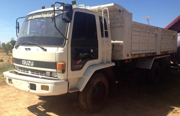 ISUZU ROCKY FVM 175 HP 6BG1 สิบล้อดั๊มพ์เพลาเดียว กระบะดั๊มพ์เหล็ก 12 ตันสภาพสวย เครื่องแน่นแรงดี ภายในเก๋งคอนโซลครบพร้อม พวงมาลัยเพาเวอร์ ช่วงล่างคัชซีสวยเดิมๆ ยางสภาพดี 10 เส้นประมาณ 70\% พร้อมบรรทุกพร้อมใช้งาน เอกสารทะเบียนครบพร้อมโอน ราคาต่อรองได้ครับ