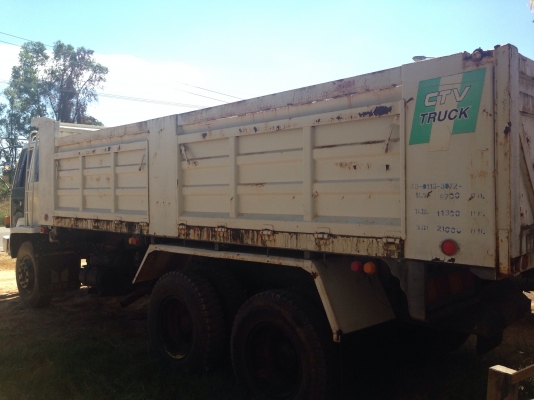 ISUZU ROCKY FVM 175 HP 6BG1 สิบล้อดั๊มพ์เพลาเดียว กระบะดั๊มพ์เหล็ก 12 ตันสภาพสวย เครื่องแน่นแรงดี ภายในเก๋งคอนโซลครบพร้อม พวงมาลัยเพาเวอร์ ช่วงล่างคัชซีสวยเดิมๆ ยางสภาพดี 10 เส้นประมาณ 70\% พร้อมบรรทุกพร้อมใช้งาน เอกสารทะเบียนครบพร้อมโอน ราคาต่อรองได้ครับ