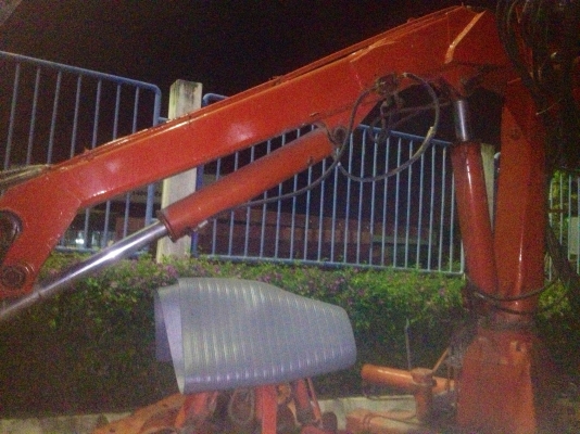 ขายแขนกล ติดกรงเล็บ ใช้คีบสารพัดอย่าง  ทำจากบูมแบคโฮแท้ มีที่นั่ง