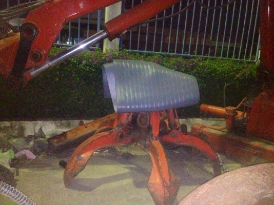 ขายแขนกล ติดกรงเล็บ ใช้คีบสารพัดอย่าง  ทำจากบูมแบคโฮแท้ มีที่นั่ง