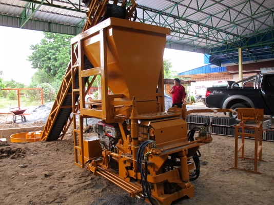 เครื่องอัดอิฐบล็อก