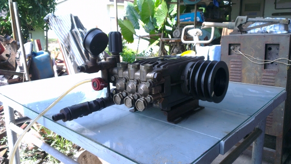 Sell> ปั้มฉีดน้ำแรงดันสูงมือสอง ยี่ห้อ Inter Pump ของ Italy ฉีดได้ 200 Bar ของใช้งานได้เลยครับ