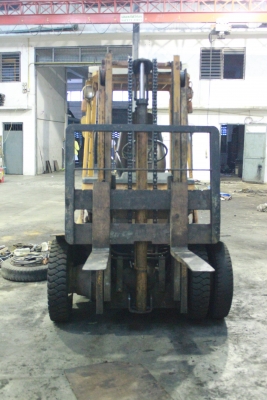 รถยก โตโยต้า ยกได้ 2 ตัน เสาสูง 3 เมตร