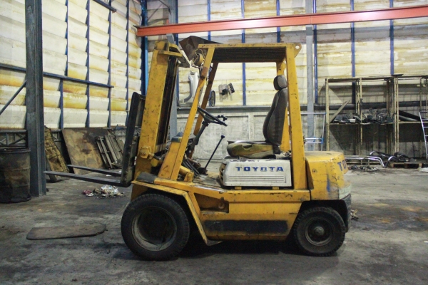 รถยก โตโยต้า ยกได้ 2 ตัน เสาสูง 3 เมตร