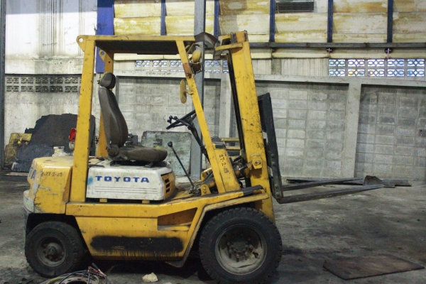 รถยก โตโยต้า ยกได้ 2 ตัน เสาสูง 3 เมตร