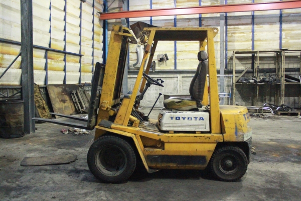 รถยก โตโยต้า ยกได้ 2 ตัน เสาสูง 3 เมตร