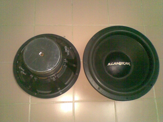 ต้องการขายดอกซับ 12" โครงหล่อ  ดังแรงเบสหนัก ผมขายรถเลยถอดออก ใจก็เสียดาย แต่เก็บไว้ไม่ได้ใช้เพราะซื้อรถใหม่แล้วแฟนไม่ให้ติด  มีตำหนินิดหน่อยสนใจโทรมาเลยคราฟ   ผมอยุ่แถวพระราม 2 ซ.50 เอกชัย69 โทรมาคุยกันก่อนได้  081-6433-820 *** 081-7456-282 โรจน์