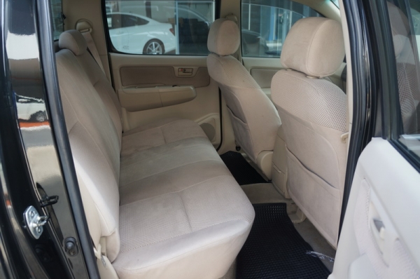 TOYOTA VIGO 4ประตู ตัวTOP ปี 2005 เกียร์ ธรรมดา ล้อMAX แอร์เย็น ARIBAG+ABS กระจกไฟฟ้า พรัอมใช้งาน ราคาโดนใจ ฟรีดาวน์ จัดไฟแนท์ได้เต็ม