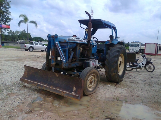 รถไถ (LEYLAND 170) เท่า FORD 6610 เครื่องดี ปั้มดี มีใบดันหน้า มีผานหลังแบบใบมีดเกรดดิน ตัดราคาเหลือ 1.2 แสนบาท.