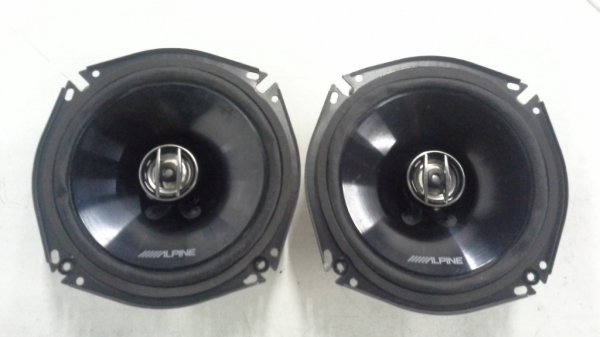 Alpine ขนาด 6.5 นิ้ว  แกนร่วมสามทาง  เสียงนุ่มๆเบสแน่น  ราคา 1190 บาท