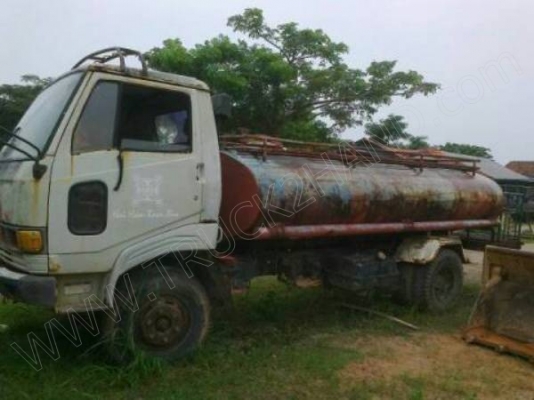 รถบรรทุก 6 ล้อบรรทุกน้ำ ยี่ห้ออีโน่ รุ่น FC