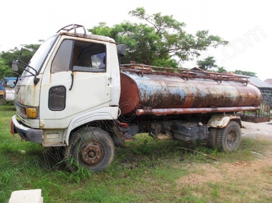 รถบรรทุก 6 ล้อบรรทุกน้ำ ยี่ห้ออีโน่ รุ่น FC