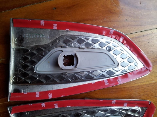 ขาย ครอบไฟแก้ม ไฟเลี้ยว แท้ มากับรถไททั่น ติดลายเคฟล่า