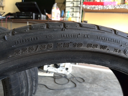 ขาย ยาง 225/235/35/19  มี2ชุดเอาไปสำลองใช้ได้ขายเส้นละ750.-