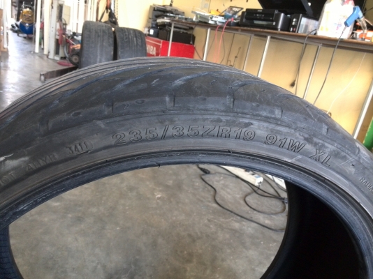 ขาย ยาง 225/235/35/19  มี2ชุดเอาไปสำลองใช้ได้ขายเส้นละ750.-