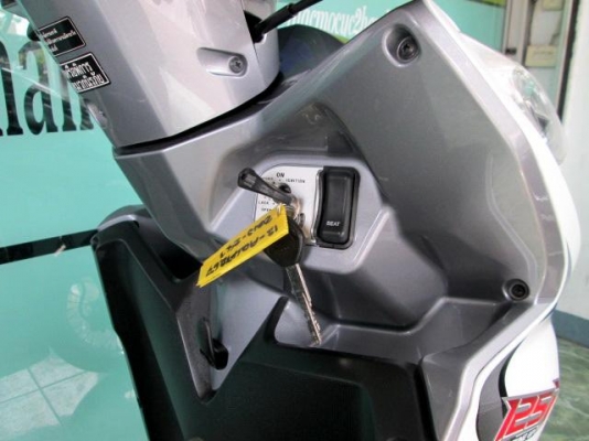 CLICK 125 i  สี ขาวเทา สีสวยสะอาดตา ไมล์ 5 พันโล  ฟรีค่าโอน  31900