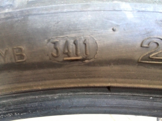 ขาย ยาง 225/235/35/19  มี2ชุดเอาไปสำลองใช้ได้ขายเส้นละ750.-