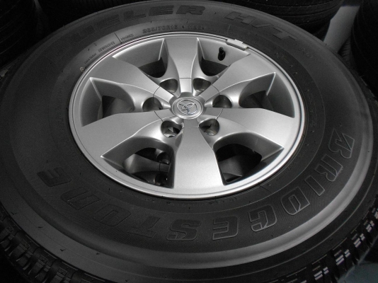 ขายล้อแม็ก Toyota Vigo Champ (รุ่นพิเศษ 50 ปีโตโยต้า) ขอบ 16 พร้อมยางป้ายแดงปี 12/เทิร์นได้-ใส่ฟรีค่ะ