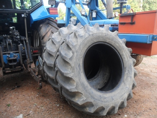 ขายแล้ว ขอบคุณพี่มาลัย มากครับ ยางหลังรถไถถอด\% 18.4-30 ไฟร์สโตน ยางสวยดอกสูงๆ คู่ละ26,000บาท.