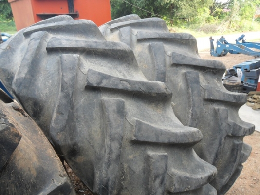 ขายแล้ว ขอบคุณพี่มาลัย มากครับ ยางหลังรถไถถอด\% 18.4-30 ไฟร์สโตน ยางสวยดอกสูงๆ คู่ละ26,000บาท.