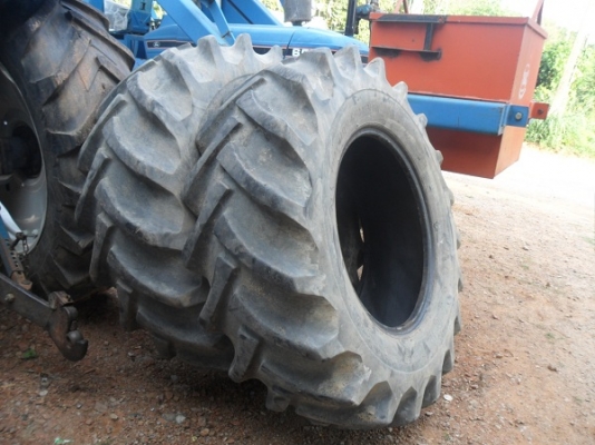 ขายแล้ว ขอบคุณพี่มาลัย มากครับ ยางหลังรถไถถอด\% 18.4-30 ไฟร์สโตน ยางสวยดอกสูงๆ คู่ละ26,000บาท.