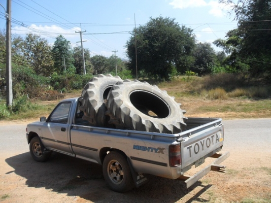 ขายแล้ว ขอบคุณพี่มาลัย มากครับ ยางหลังรถไถถอด\% 18.4-30 ไฟร์สโตน ยางสวยดอกสูงๆ คู่ละ26,000บาท.